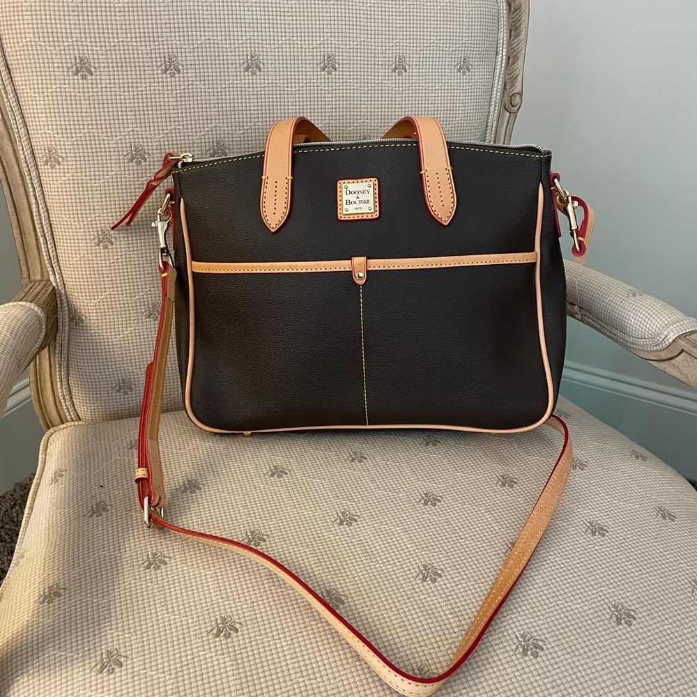 Classic Dooney and Bourke Handbadg